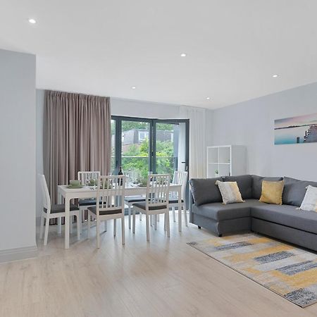 Spacious, 3 Bedroom, 2 Bathroom, Surbiton 외부 사진