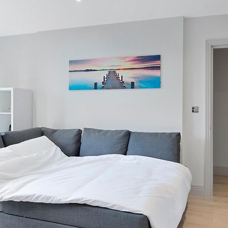 Spacious, 3 Bedroom, 2 Bathroom, Surbiton 외부 사진