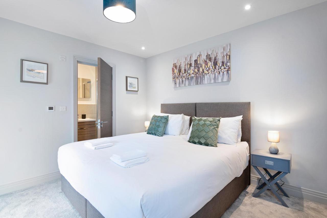 Spacious, 3 Bedroom, 2 Bathroom, Surbiton 외부 사진