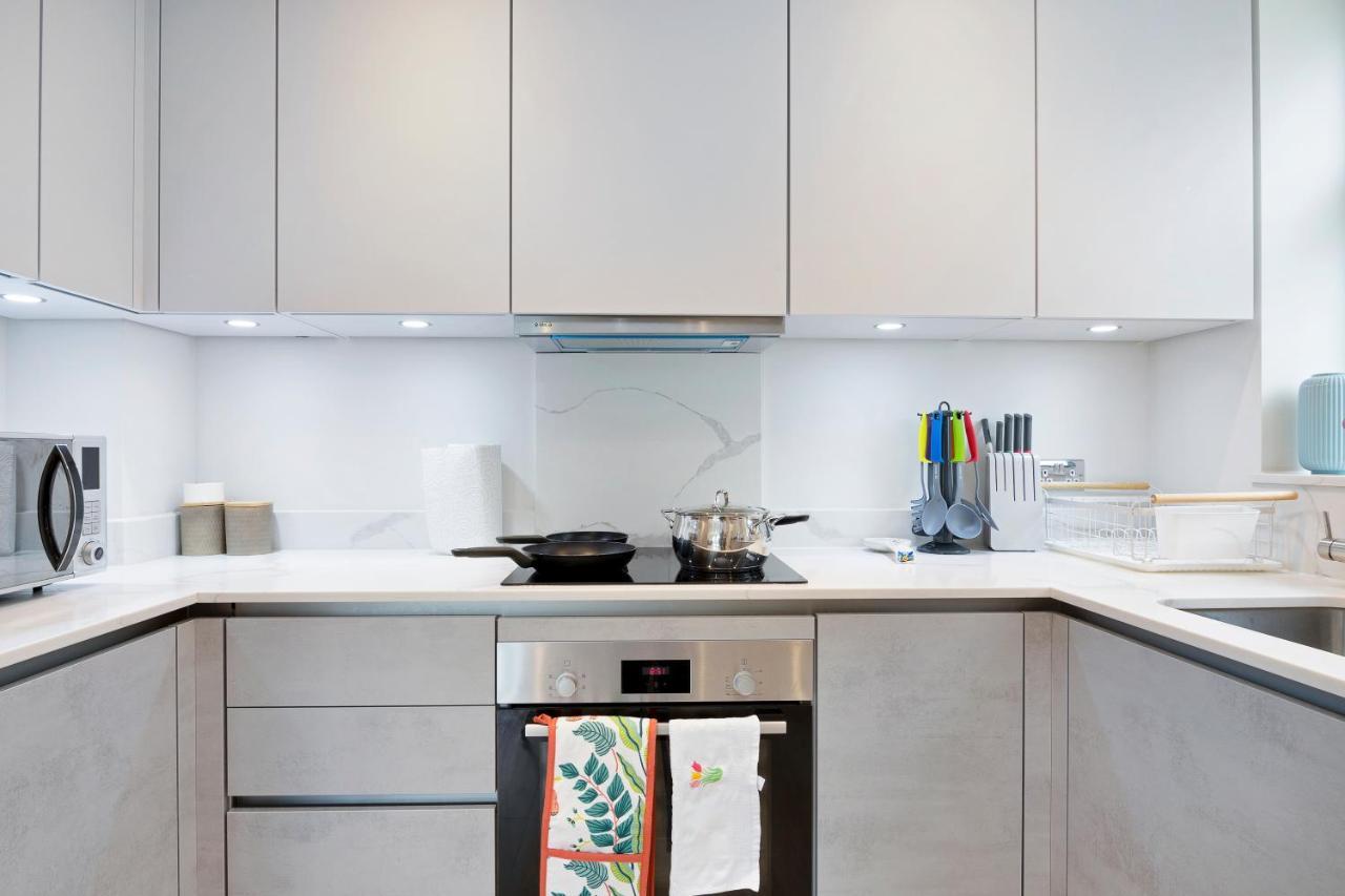 Spacious, 3 Bedroom, 2 Bathroom, Surbiton 외부 사진
