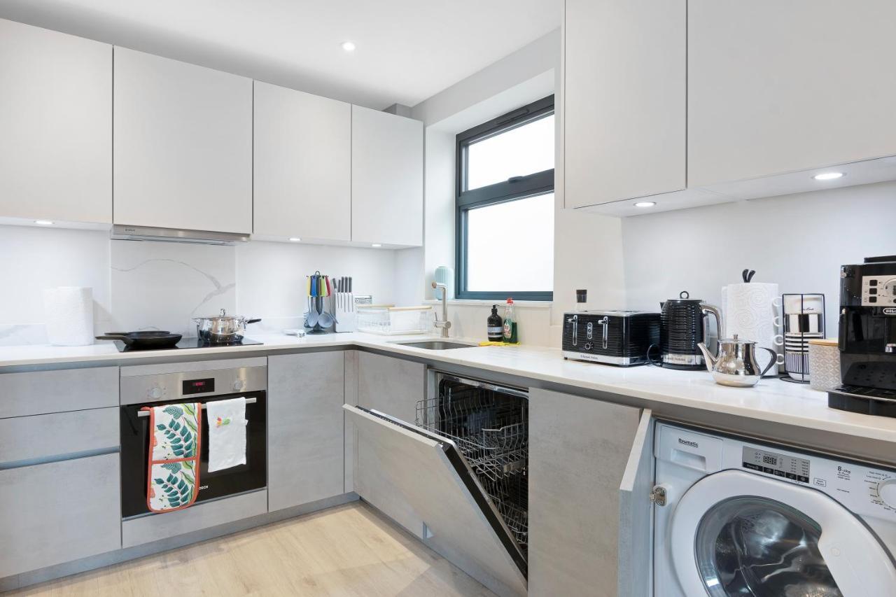 Spacious, 3 Bedroom, 2 Bathroom, Surbiton 외부 사진
