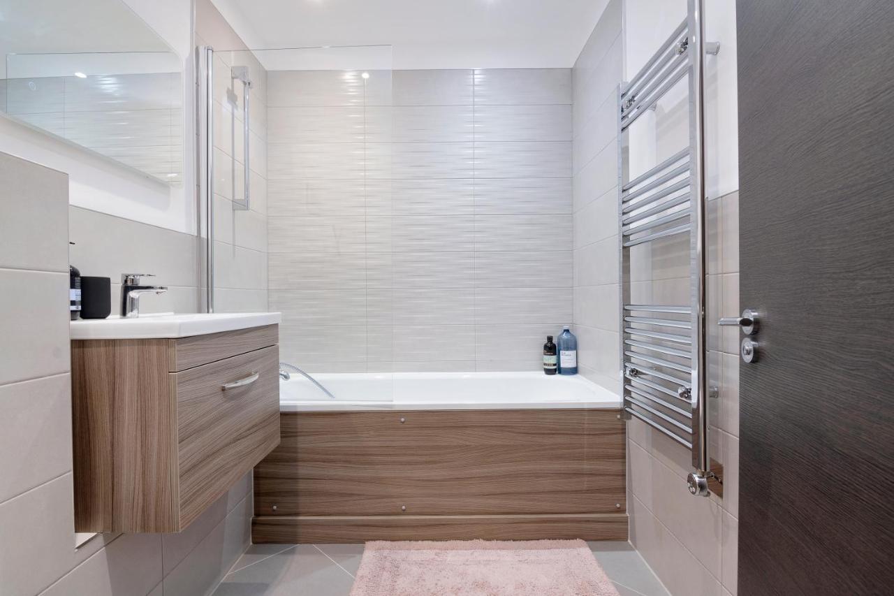 Spacious, 3 Bedroom, 2 Bathroom, Surbiton 외부 사진