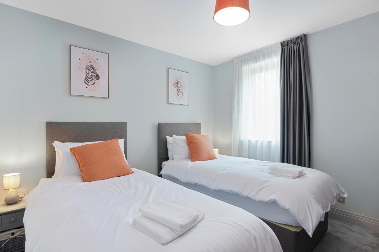 Spacious, 3 Bedroom, 2 Bathroom, Surbiton 외부 사진