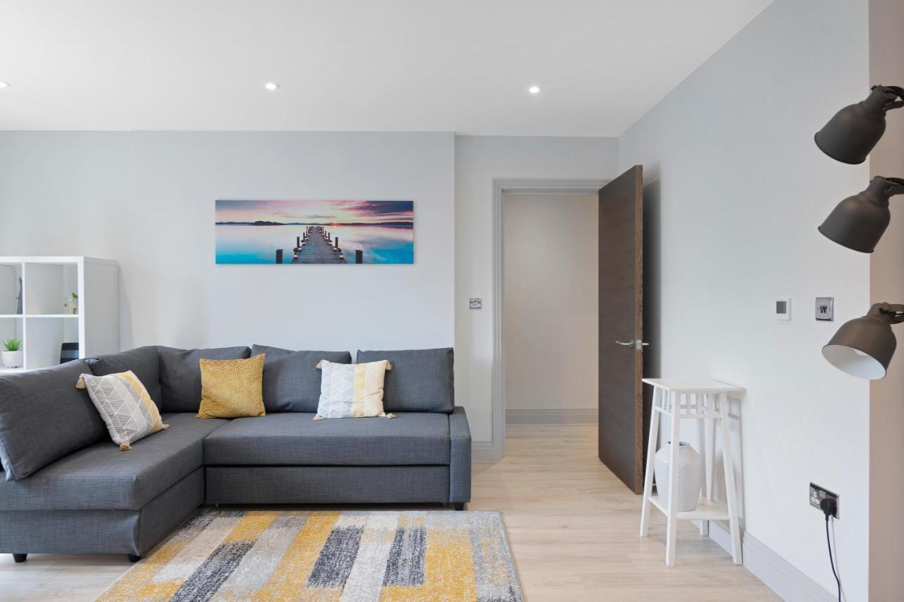 Spacious, 3 Bedroom, 2 Bathroom, Surbiton 외부 사진