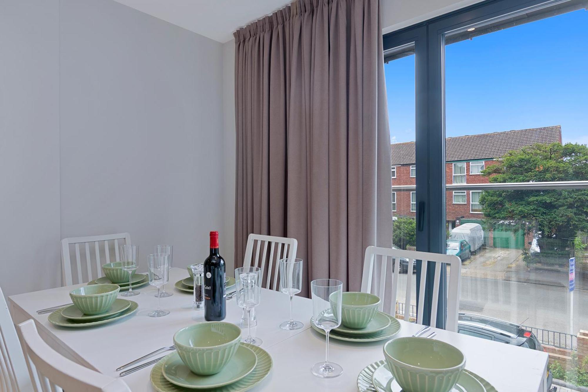 Spacious, 3 Bedroom, 2 Bathroom, Surbiton 외부 사진